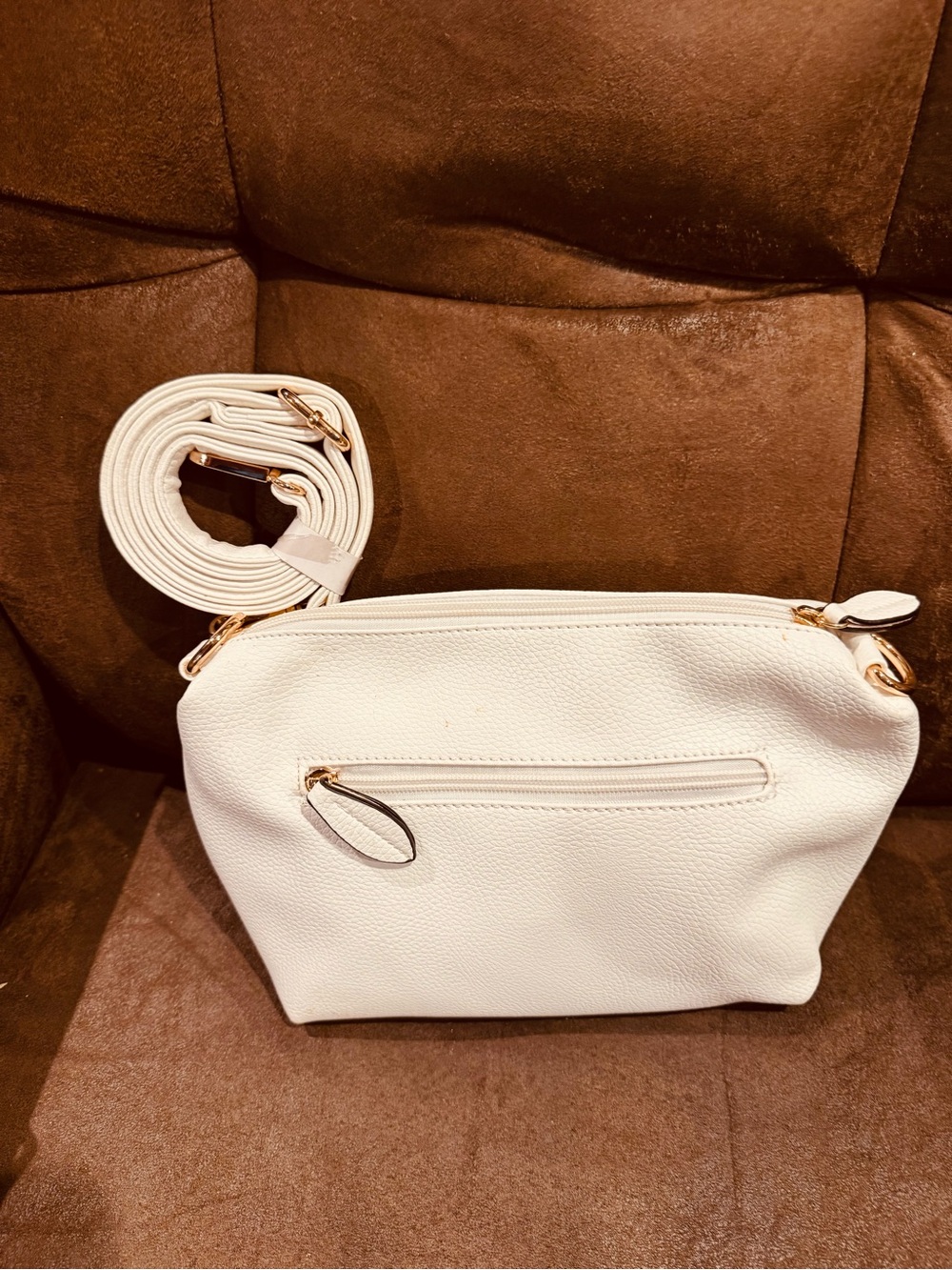 Imoshion White Crossbody Bag with Charger